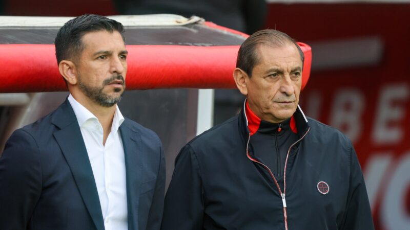 Emiliano Díaz, do Inter, é intimado por oficial de justiça no vestiário de São Januário; entenda o caso