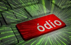 Beta Bastos denuncia ataques da extrema direita e aciona Justiça