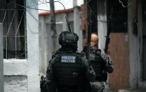 Menos da metade dos policiais usou câmeras corporais durante operação no Rio, aponta MP