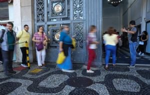 Salários de mais de R$ 5 mil e 300 vagas: SEDUC abre concurso para professores