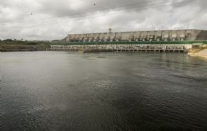 Brasil desperdiça 6 mil piscinas de água tratada por dia, aponta estudo