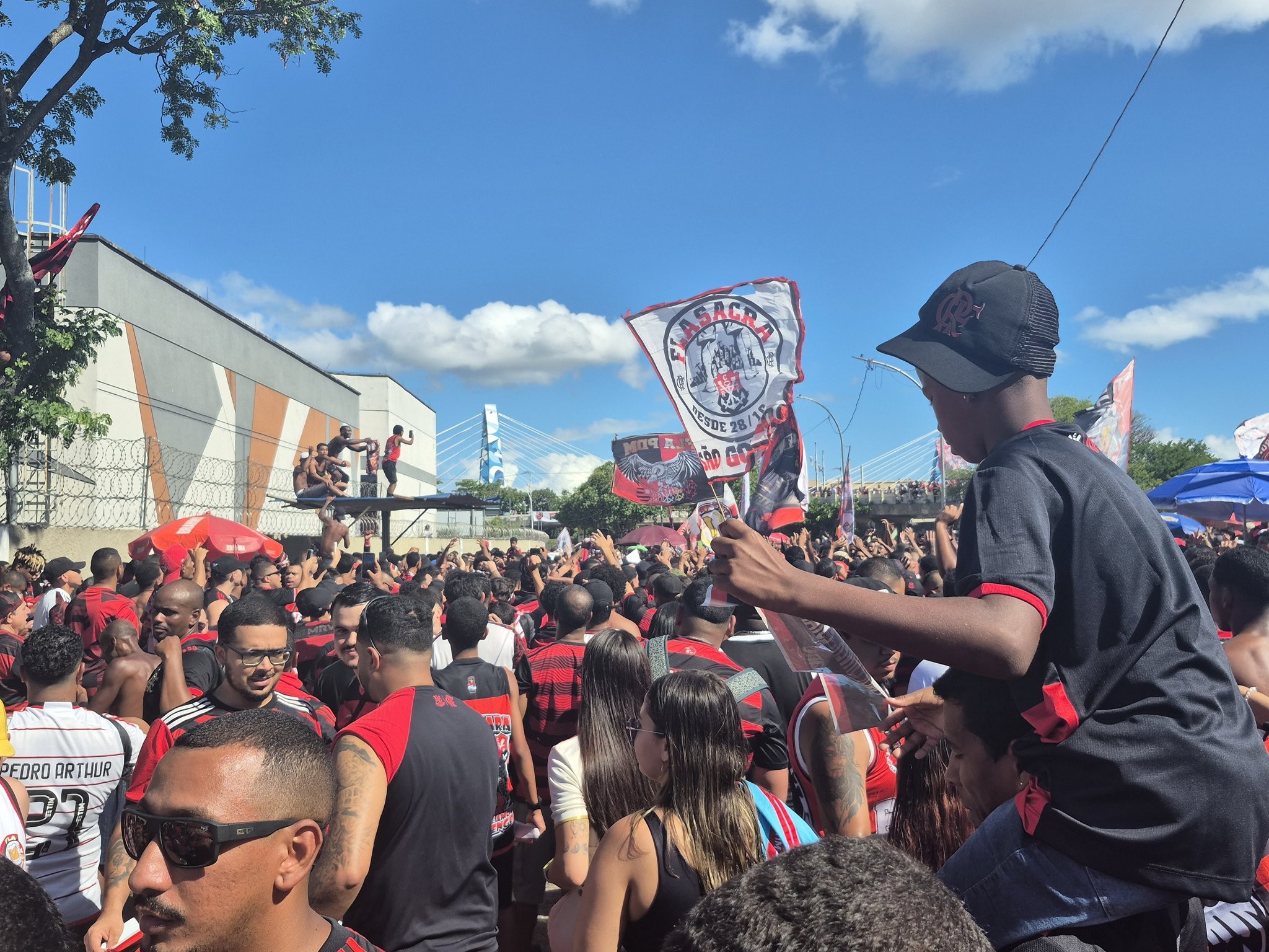 Com festa no Rio, Flamengo embarca rumo a Lima para a final da Libertadores