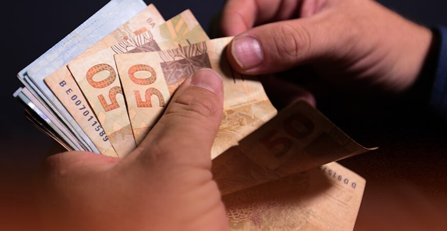 13º salário: parcela única e 1ª parte serão pagas nesta semana; calculadora mostra valores