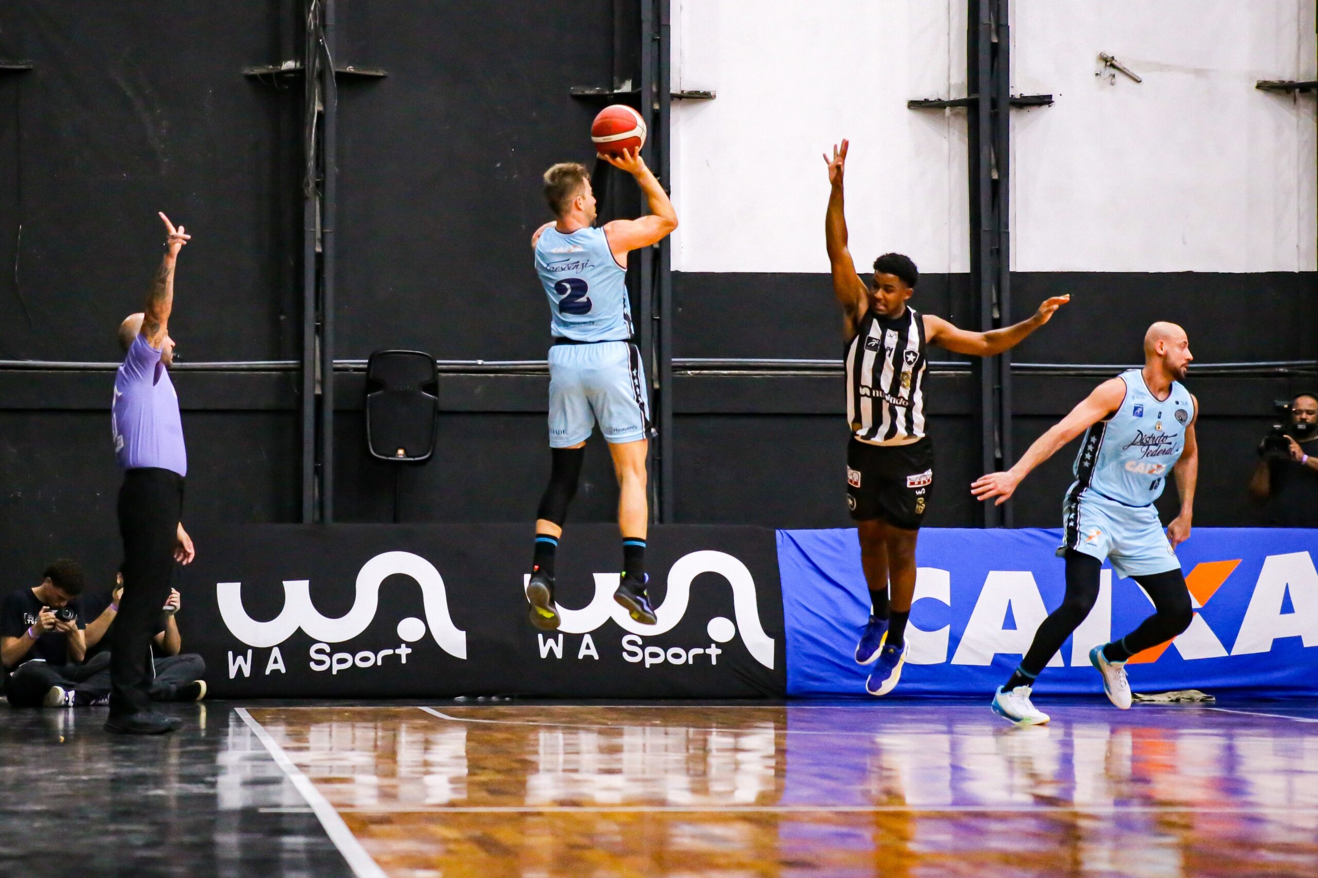 Brasília Basquete tem início ruim, mas consegue virada contra o Botafogo, fora de casa