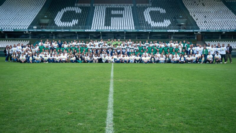 Coritiba celebra título da Série B com foto histórica que reúne mais de 200 pessoas: “Coletivo alcança”