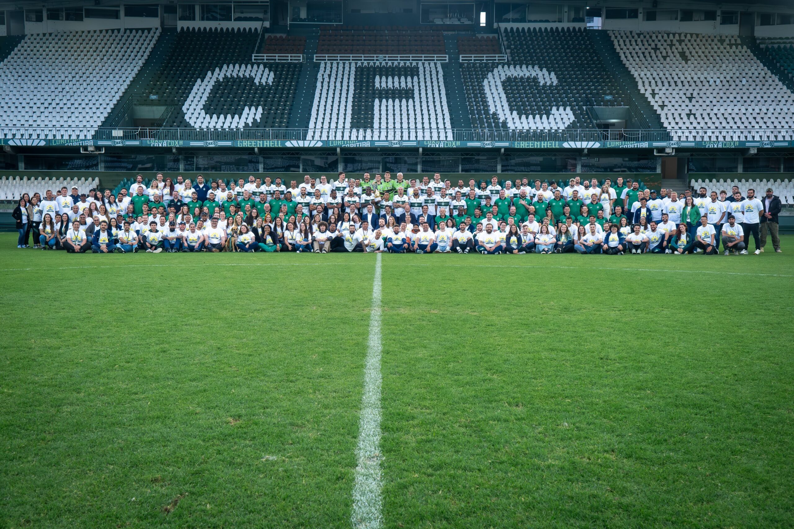 Coritiba celebra título da Série B com foto histórica que reúne mais de 200 pessoas: “Coletivo alcança”