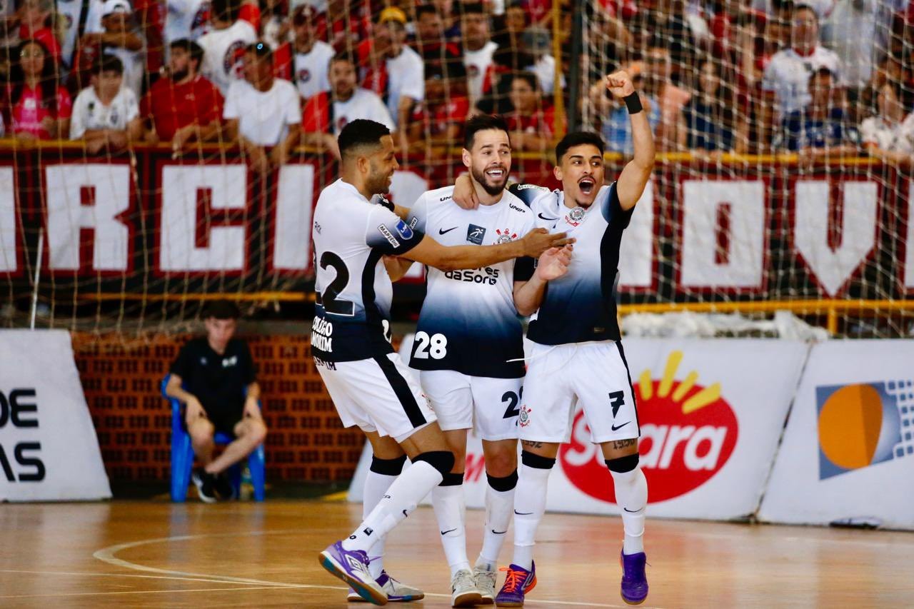 Corinthians segura pressão do Campo Mourão e vence o jogo de ida das semifinais da LNF