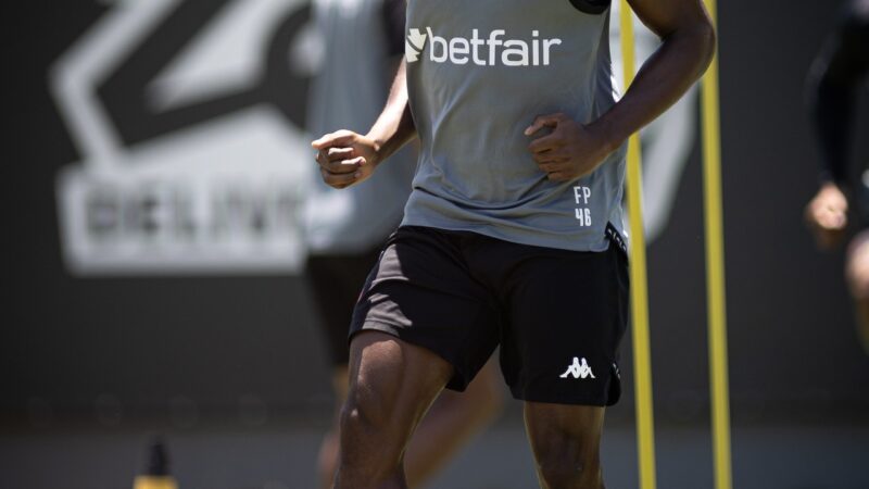 Escalação do Vasco: Diniz conta com três reforços, mas Coutinho é desfalque; veja time provável