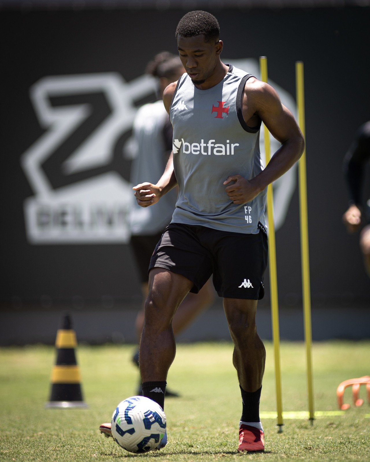 Escalação do Vasco: Diniz conta com três reforços, mas Coutinho é desfalque; veja time provável