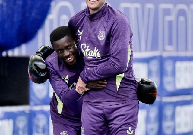 Gueye aparece com luvas de boxe ao lado de Keane após expulsão por tapa no Everton