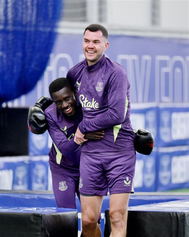 Gueye aparece com luvas de boxe ao lado de Keane após expulsão por tapa no Everton