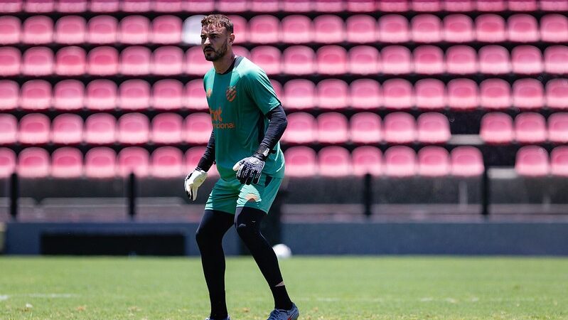 Sport e Vitória negociam troca em definitivo dos goleiros Gabriel Vasconcelos e Thiago Couto