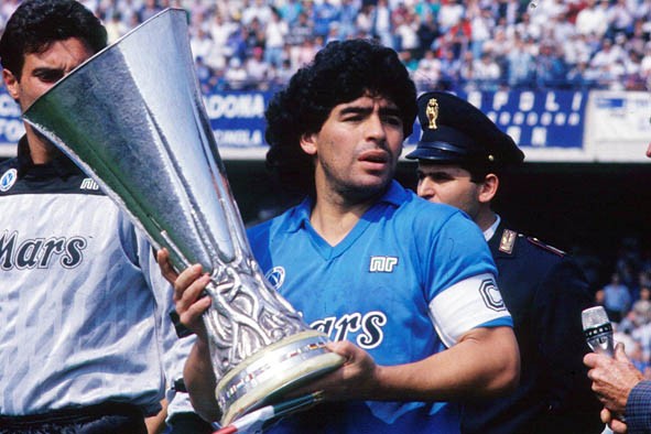 Técnico do Napoli quer homenagear Maradona com vitória na Champions: “Seria bonito”