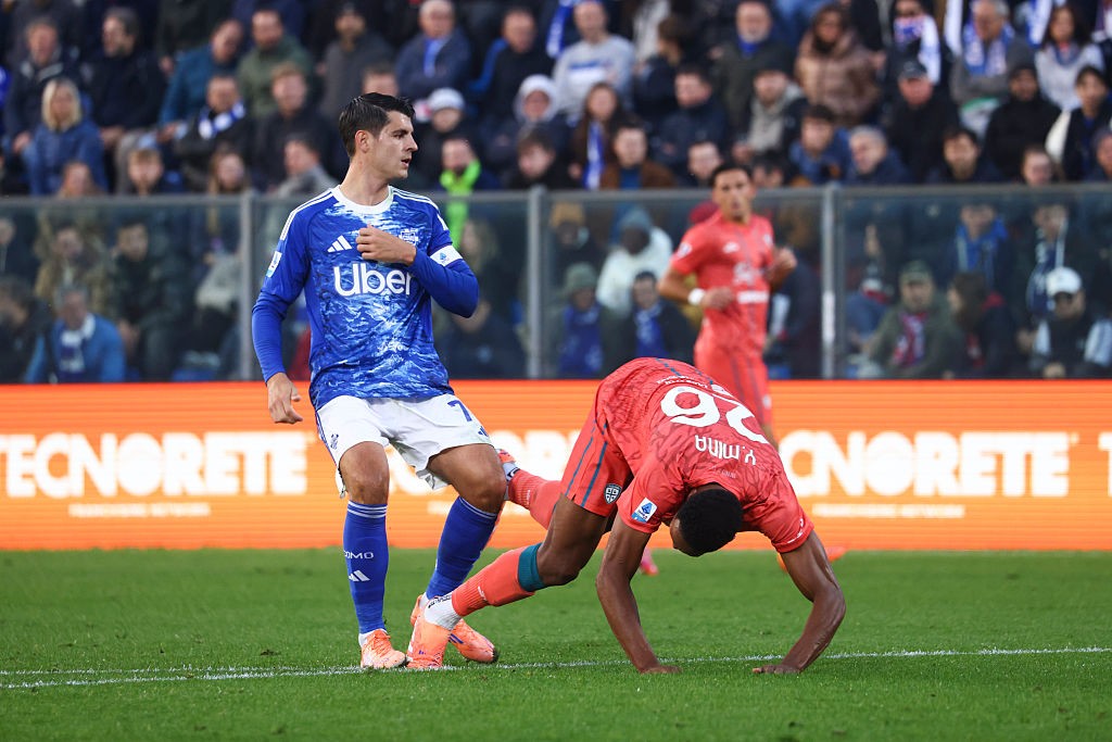 Morata empurra ex-Palmeiras, leva cartão e pede substituição na Itália; veja lance