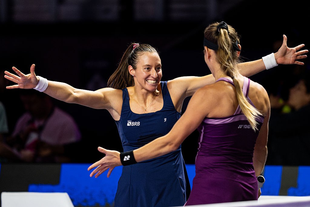 Luisa Stefani vence em sets diretos e vai à final do WTA Finals ao lado de Timea Babos