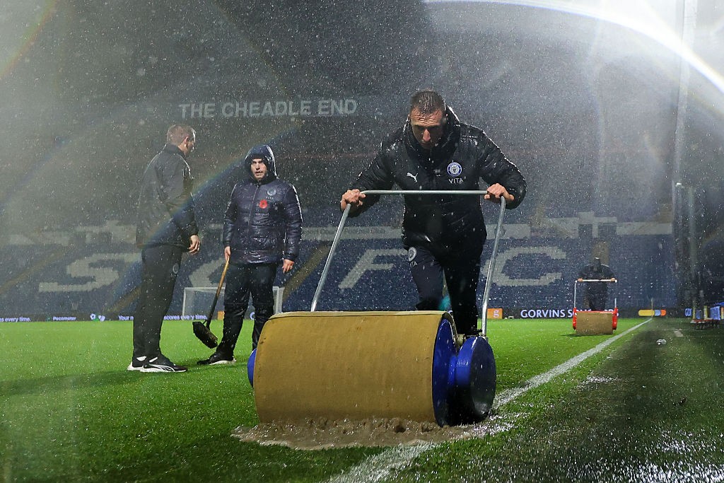 Chuva torrencial interrompe jogo e vira meme na Inglaterra; veja imagens