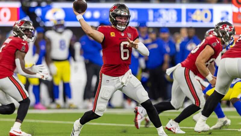 Quarterback dos Buccaneers sofre lesão e sai de campo com ombro imobilizado em derrota para os Rams; veja lance