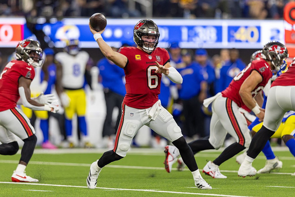 Quarterback dos Buccaneers sofre lesão e sai de campo com ombro imobilizado em derrota para os Rams; veja lance