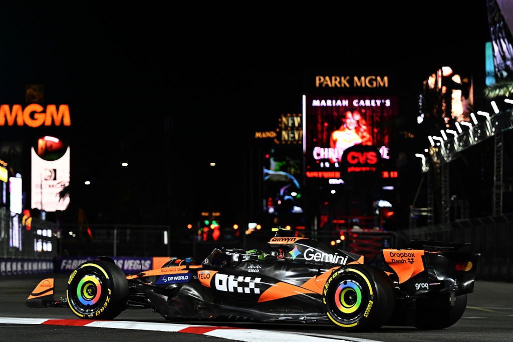 GP de Las Vegas: Norris lidera 2º treino paralisado por bueiro aberto; Bortoleto é 20º