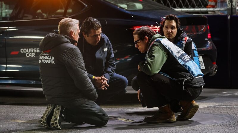 Tampa de bueiro para treino do GP de Las Vegas duas vezes; entenda