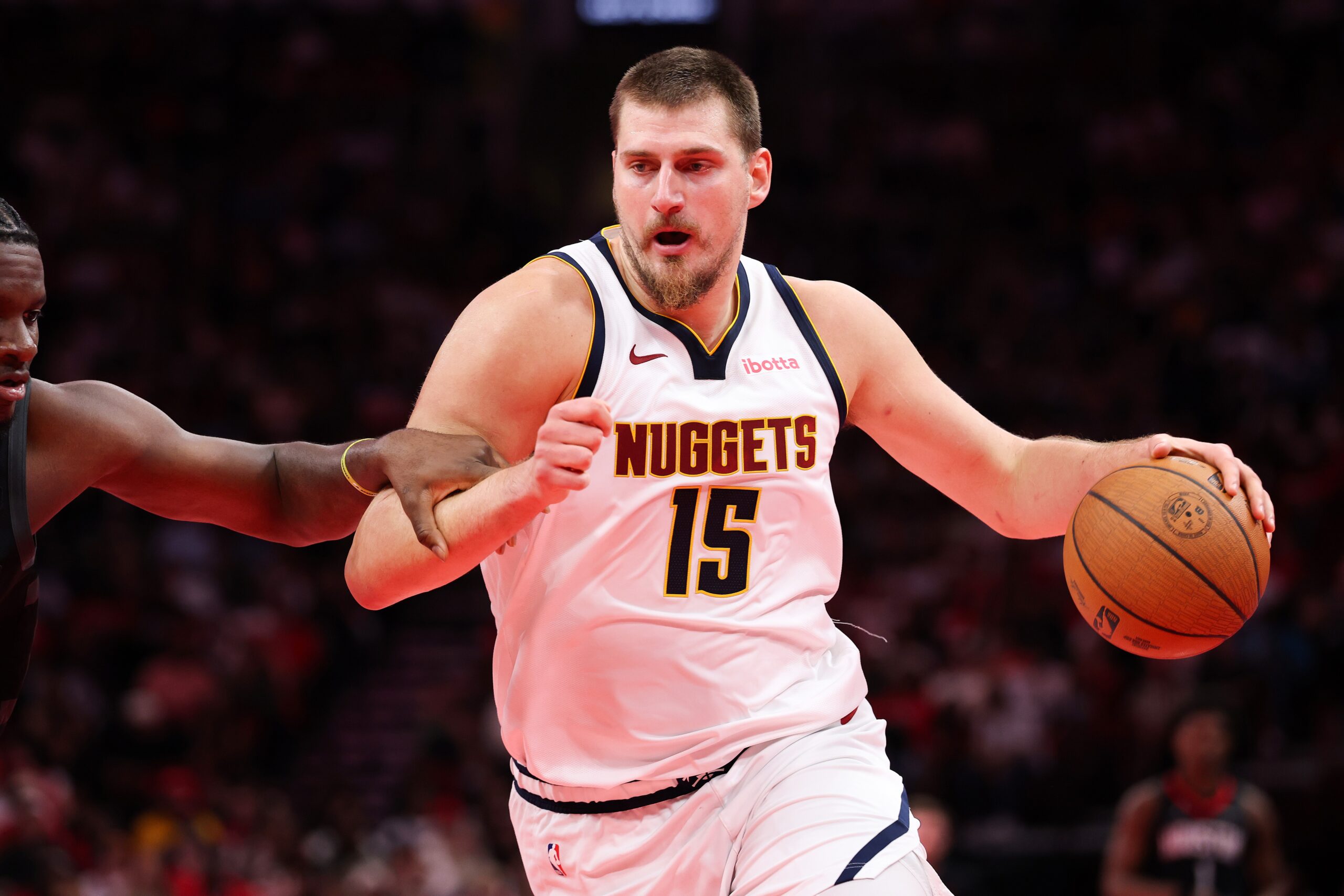 Jokic acerta passe de costas, lidera Nuggets em vitória e segue no topo da corrida para MVP