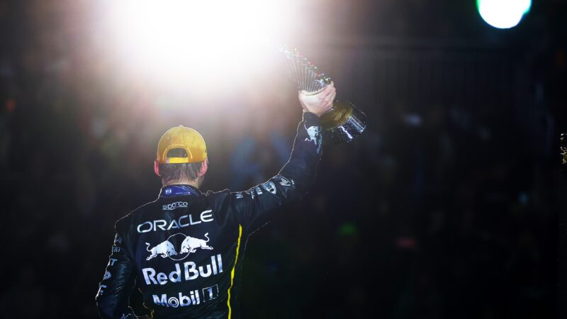 Dupla desclassificação na McLaren; Verstappen vence e ganha fôlego