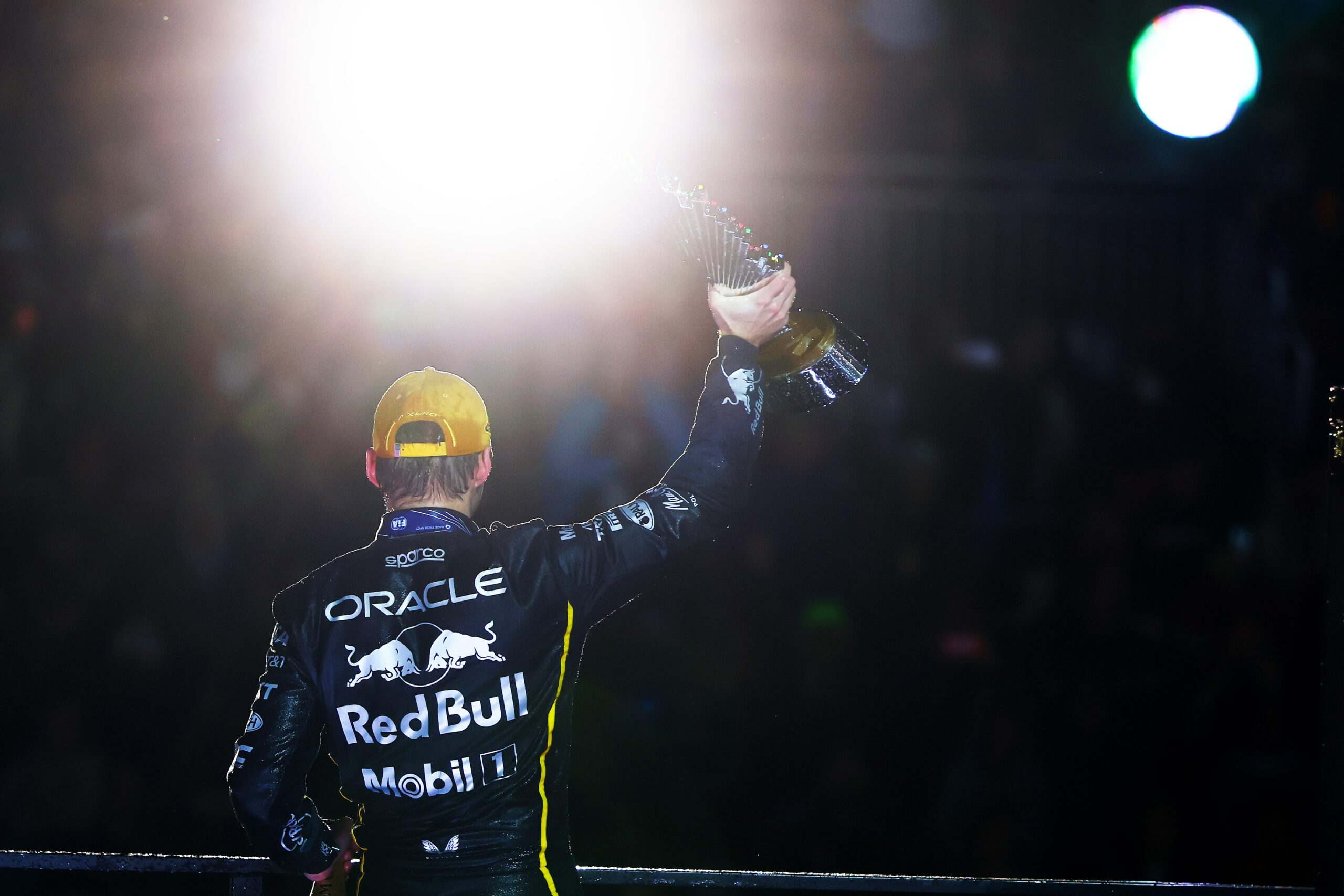 Dupla desclassificação na McLaren; Verstappen vence e ganha fôlego