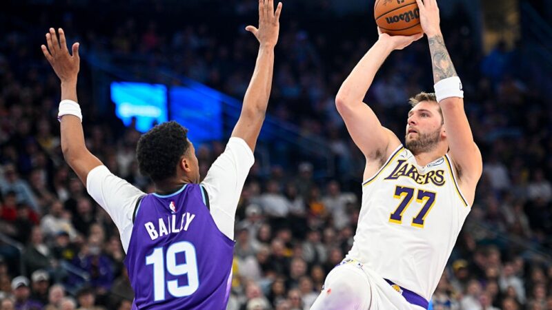 NBA: Doncic dá caneta e arma ponte aérea em lance espetacular em vitória dos Lakers; veja lance
