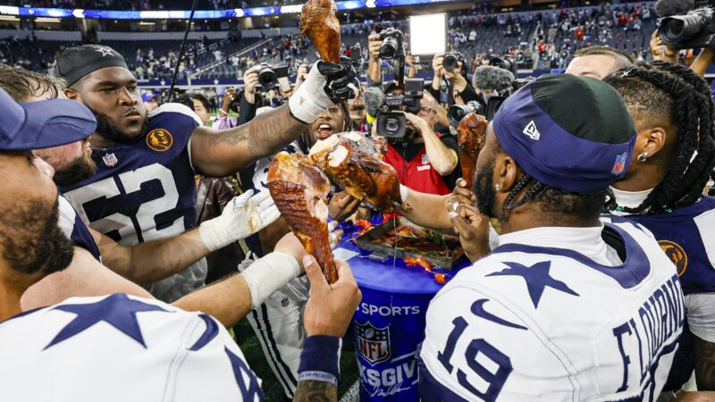Atletas da NFL saboreiam prato de peru, pato e frango após jogos do dia de Ação de Graças