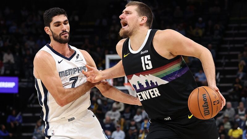 Jokic anota 10º triplo-duplo da temporada, dá passe de costas e lidera Nuggets em vitória sobre os Grizzlies