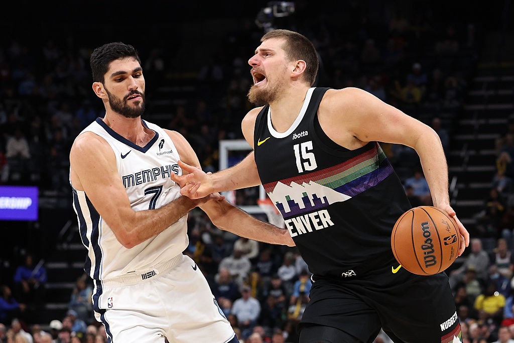 Jokic anota 10º triplo-duplo da temporada, dá passe de costas e lidera Nuggets em vitória sobre os Grizzlies