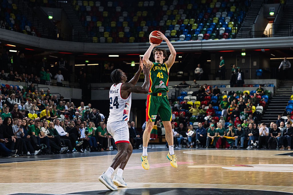 Sequência de cestas de três nos segundos finais define vitória da Lituânia sobre a Grã-Bretanha; veja vídeo