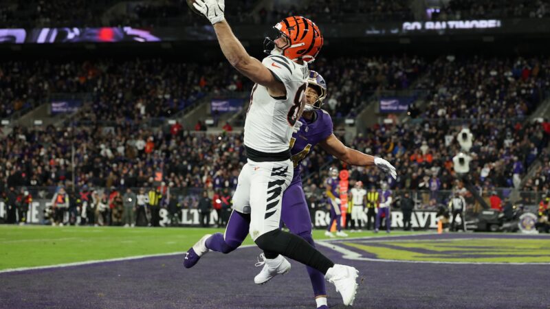 Touchdown acrobático com uma mão marca vitória dos Bengals em retorno de Joe Burrow