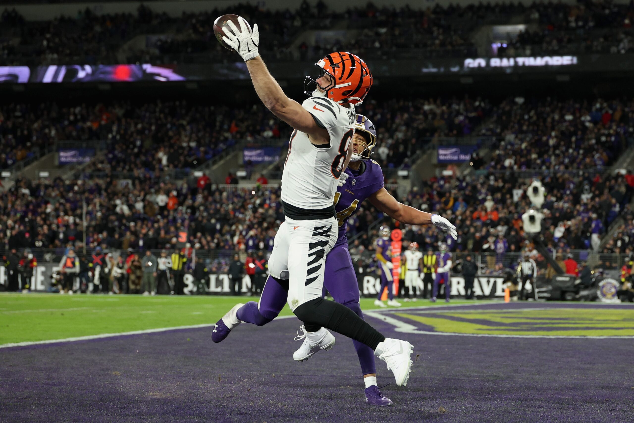 Touchdown acrobático com uma mão marca vitória dos Bengals em retorno de Joe Burrow