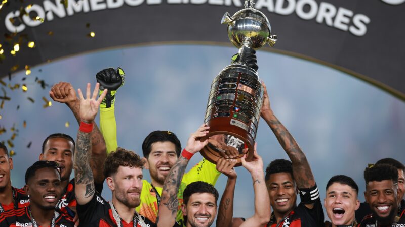 Veja as reações de Bruno Henrique antes de erguer a taça pelo Flamengo: “Lima é nossa”