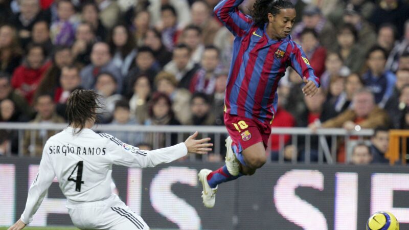 Há 20 anos, Ronaldinho era aplaudido no Bernabéu por show em clássico: “Obra prima de um artista”