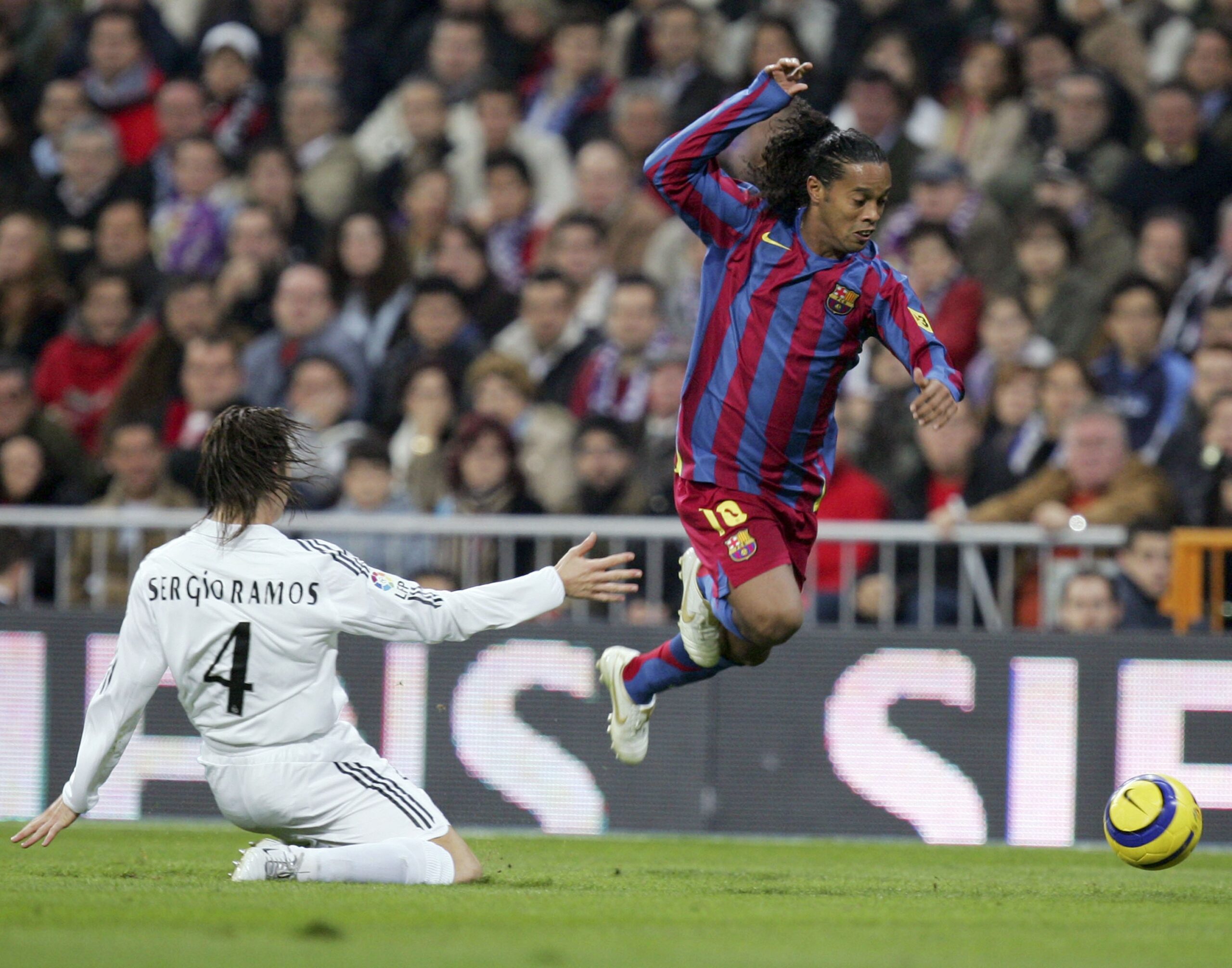 Há 20 anos, Ronaldinho era aplaudido no Bernabéu por show em clássico: “Obra prima de um artista”