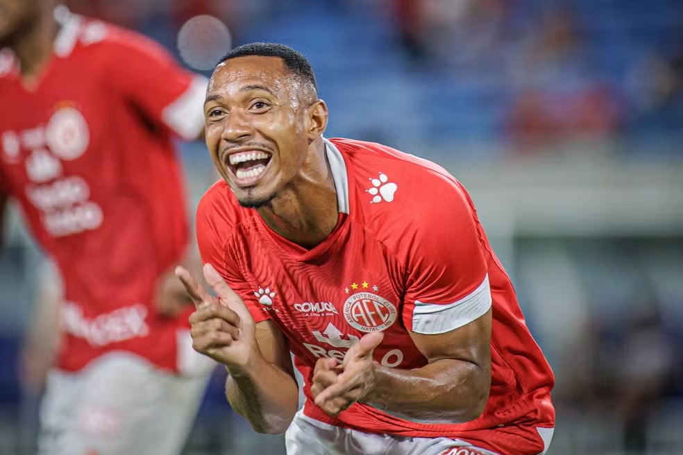 Ponte Preta monitora mercado alternativo para reforçar elenco em meio à limitação financeira