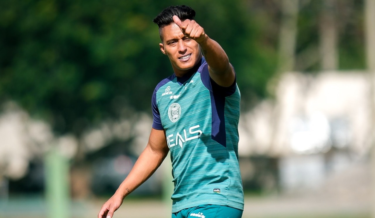 Sebastián Gómez alcança marca histórica pelo Coritiba e recebe elogios pela liderança em campo