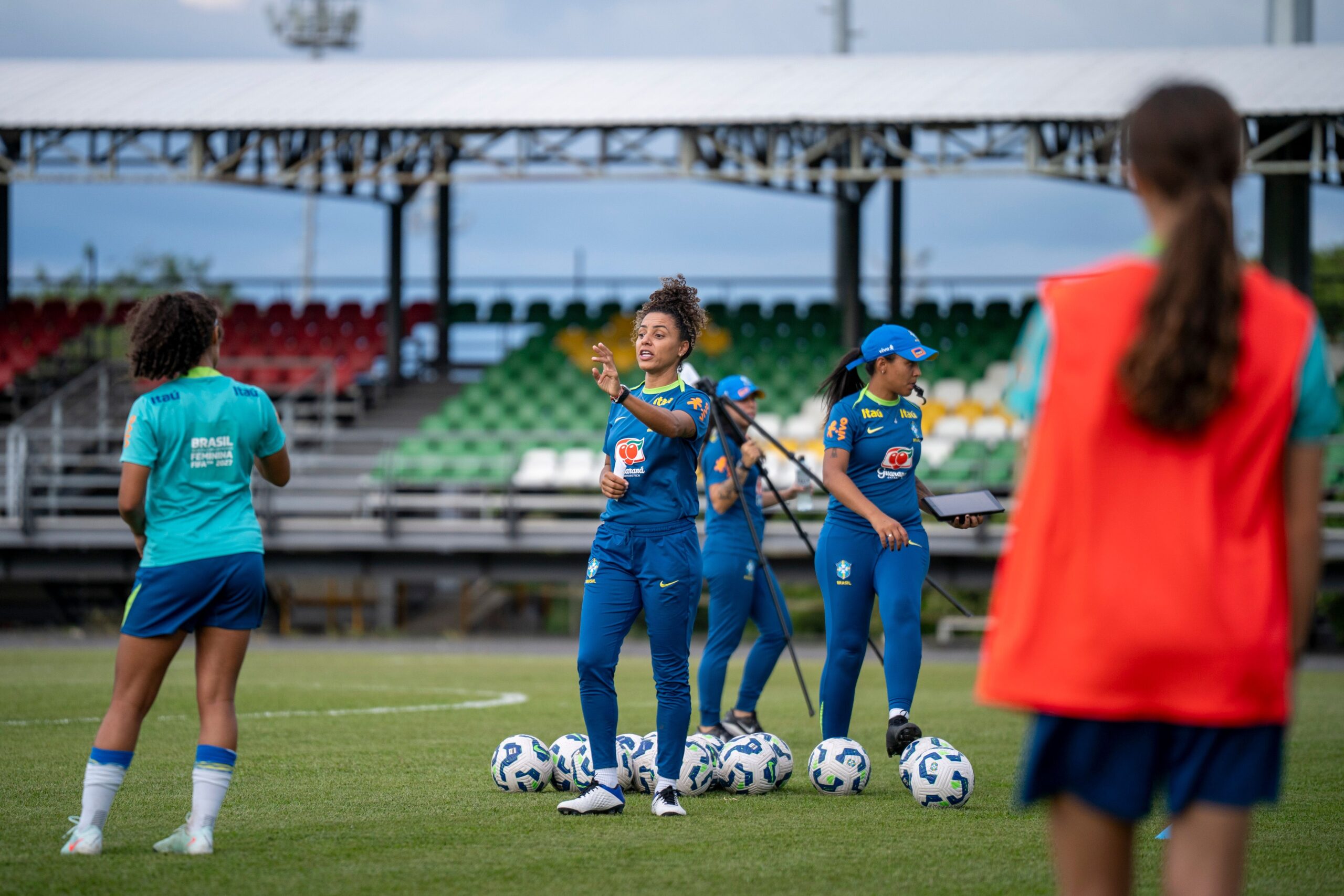 Futebol feminino impulsiona mulheres na busca por novas funções fora das quatro linhas