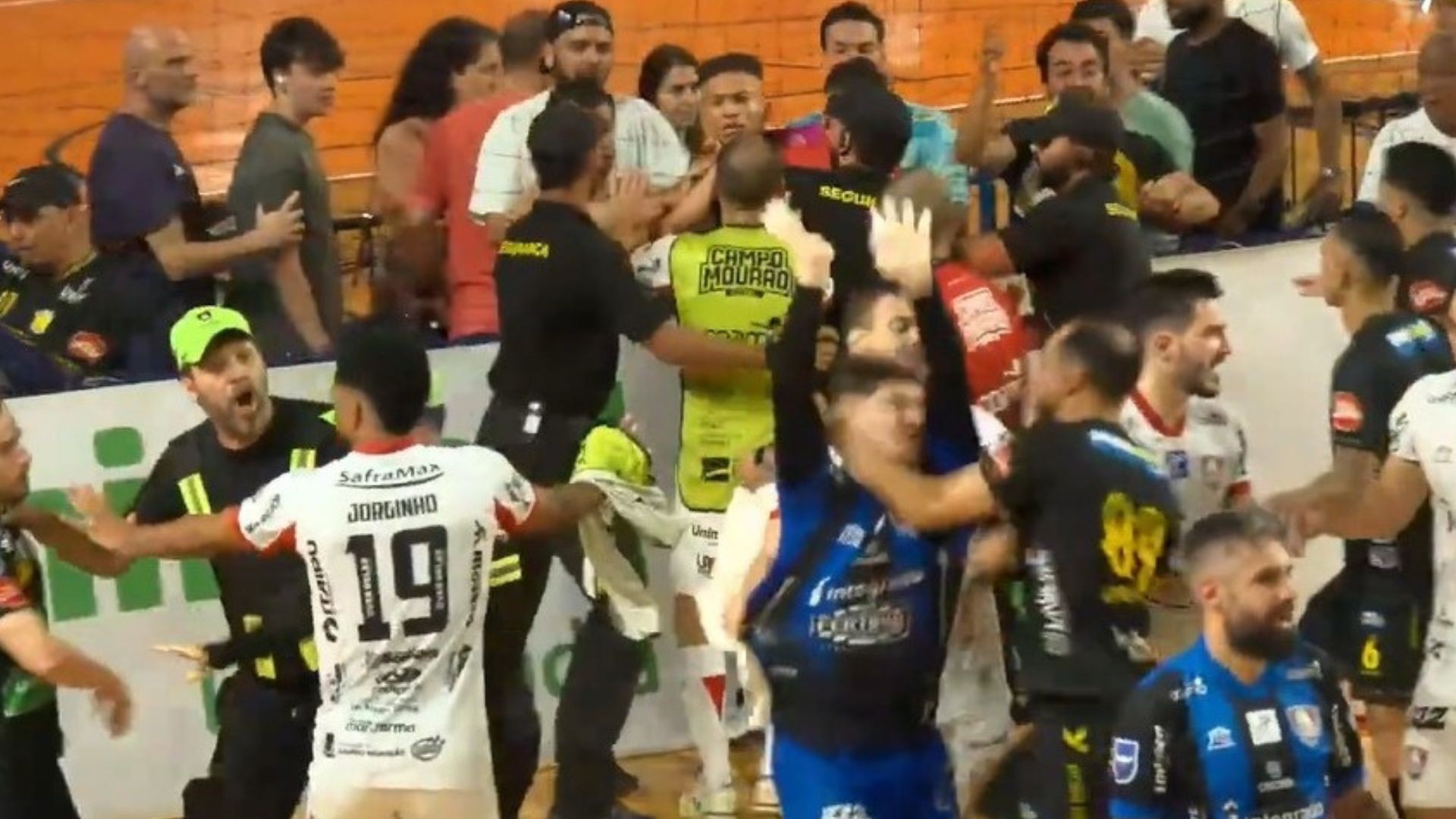 Jogo da Liga Nacional de Futsal termina com pancadaria e sete expulsos; vídeo
