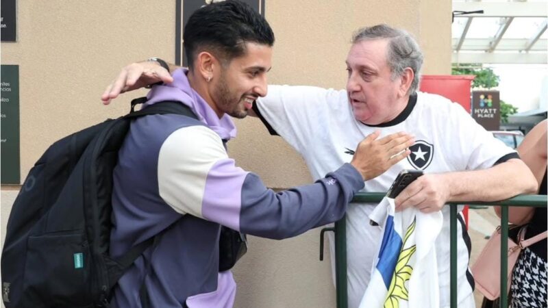 Uruguaio que se apaixonou pelo Botafogo por amizade com Manga vai ao jogo contra o Mirassol