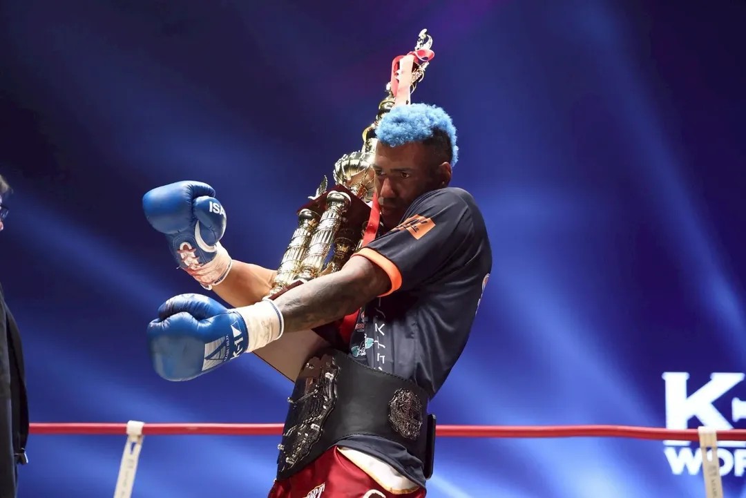 Jonas Salsicha comenta conquista de título no K-1: “Quebrei o punho na primeira luta”