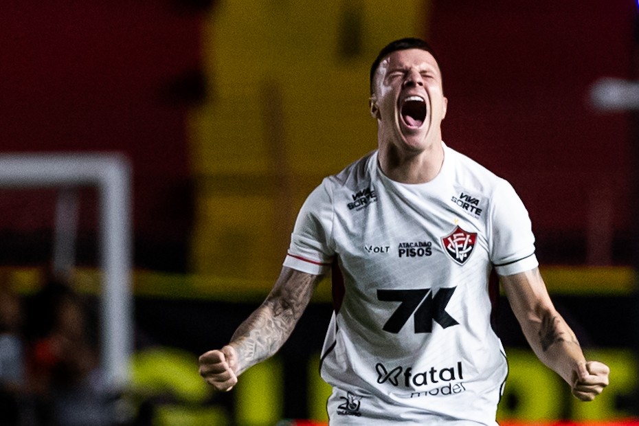 Renato Kayzer assume topo da artilharia do Vitória e acirra disputa por titularidade com Renzo López