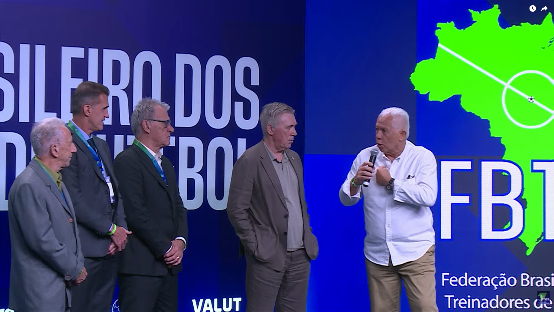 Ao lado de Ancelotti, Leão diz que não suportava estrangeiros no Brasil, mas admite: “Culpados da invasão”