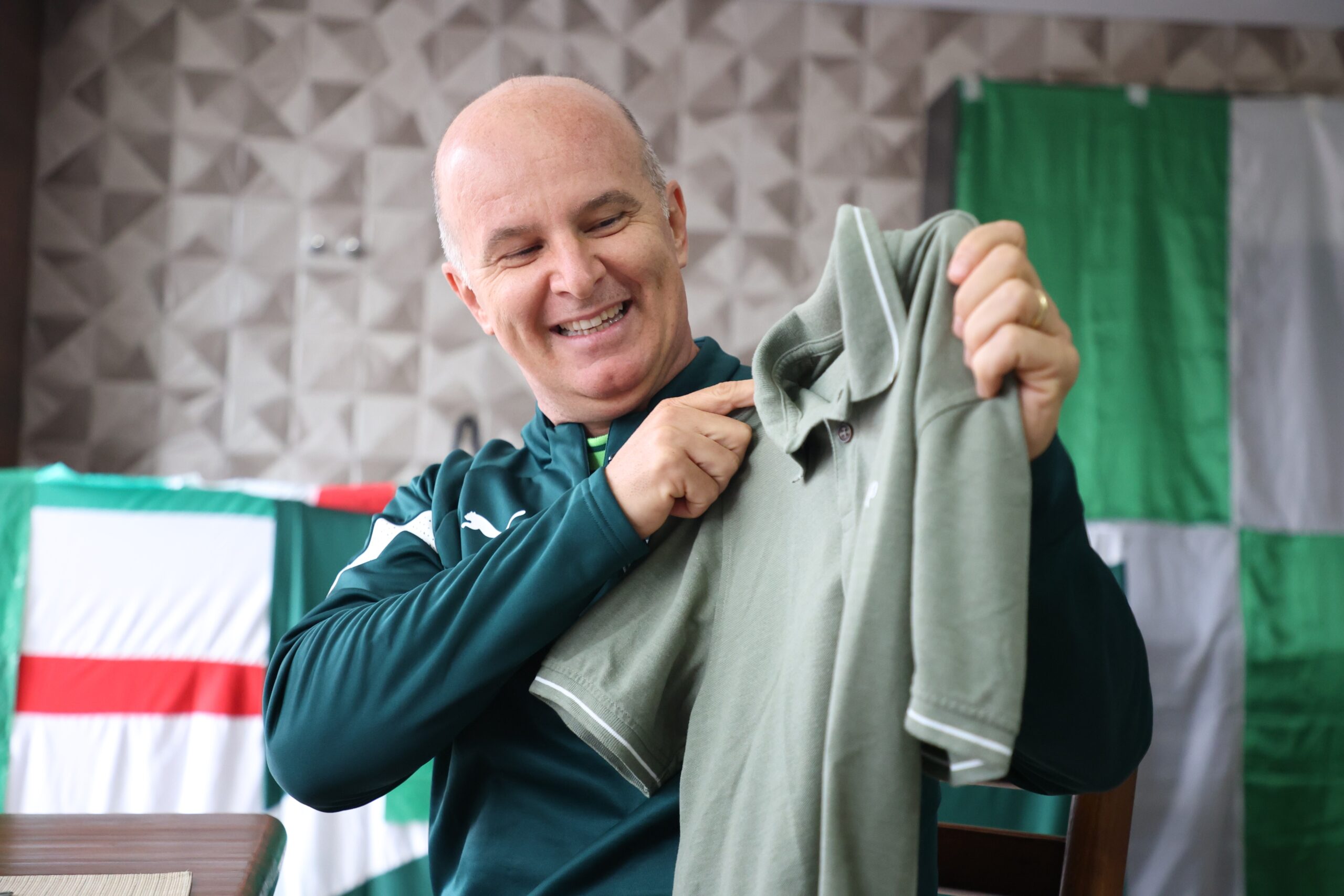 Torcedor que ganhou camisa de Abel no Mundial carrega amuleto para Lima e sonha com Libertadores