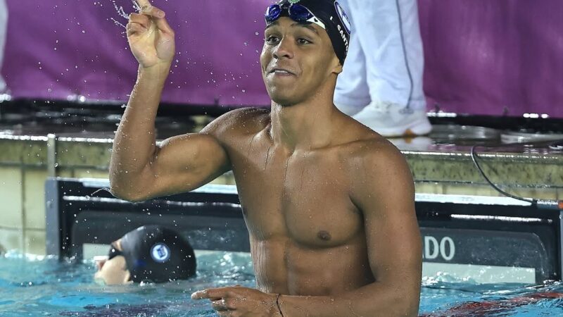 Jovem brilha e levanta debate sobre representatividade negra na natação brasileira: “Muito difícil”