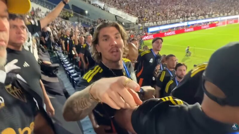 Lyanco se pronuncia após discussão com torcedores do Atlético-MG: “Não tem nenhum santinho”; assista