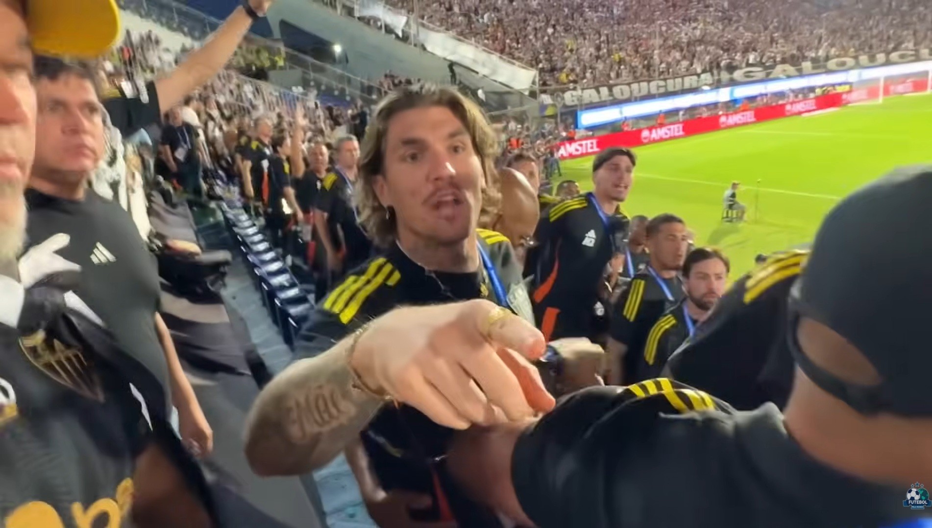 Lyanco se pronuncia após discussão com torcedores do Atlético-MG: “Não tem nenhum santinho”; assista