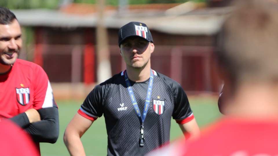 Botafogo-SP inicia reformulação com saída de filho de Dunga e parte da comissão técnica